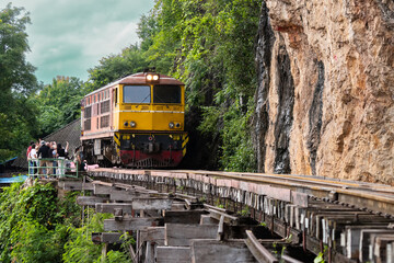 Obraz premium Trains running on death railways track crossing kwai river in kanchanaburi thailand this railways important destination of world war II history builted by soldier prisoners..