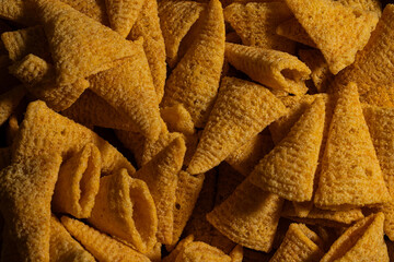 Primer plano de conos de maíz crujientes, un snack salado y texturizado ideal para disfrutar en...