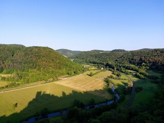 Fluss und Zugstrecke im Tal
