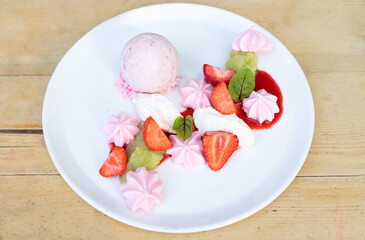 Strawberry meringue dessert 