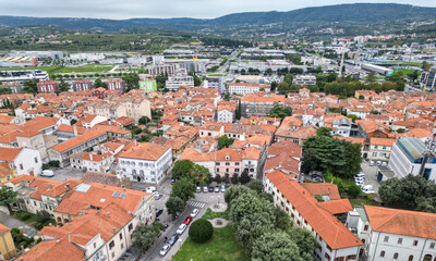 Obraz premium view of downtown koper slovenia (red roof buildings) scenic adriatic coast town streets square city center coastline europe european mediterranean sea mountains balkans venetian