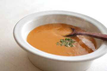 湯気の上がるいろいろな種類の温かいポタージュのスープ