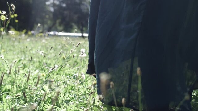 personne, femme, marche, nature, chaussure, main, herbe, pr&eacute;s, champ, soleil, beau, vent, ciel, paysage, arbres, horizon, terre, sentier, calme, fleurs, ombre, libert&eacute;, air, aventure, fleure, sandale,