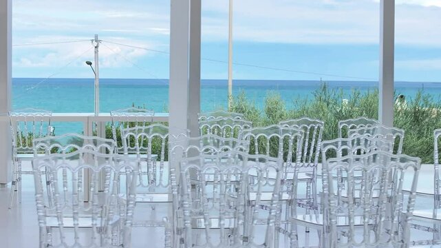 Terrazza sul mare con sedie