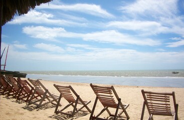 cadeiras na areia