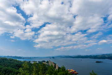 Obraz premium Qiandao Lake and mountains