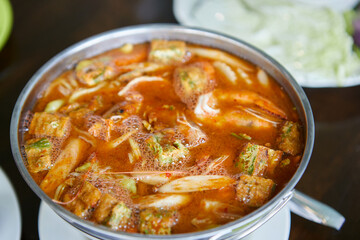 Sour curry shrimp with vegetable omelet in hot pot