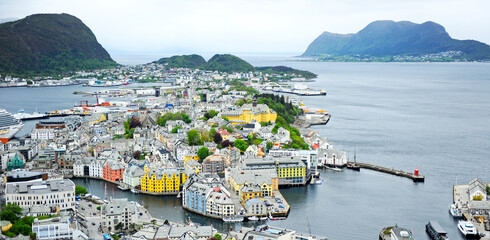 Malerische Aussicht auf Alesund in der Provinz Møre og Romsdal vom Berg Askla. Bekannt als Stadt des Jugendstils. Westküste Norwegens, Nordeuropa