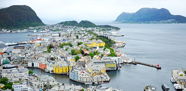 Malerische Aussicht auf Alesund in der Provinz M&oslash;re og Romsdal vom Berg Askla. Bekannt als Stadt des Jugendstils. Westk&uuml;ste Norwegens, Nordeuropa
