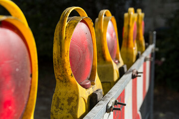 Warnlampen einer Strassensperre - Barriere - Symbolik