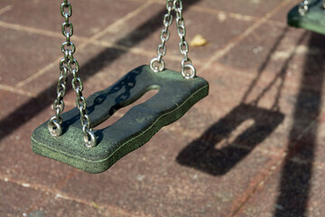 Schaukel in der Sonne mit Schatten