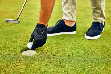 Obraz premium Preparing the Golf Swing While Standing Over the Putting Green Surface for Maximum Performance