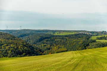 Obraz premium Eine farbenfrohe herbstliche Wanderung durch die wunderschöne Landschaft der Saale Horizontale bei Jena - Thüringen - Deutschland