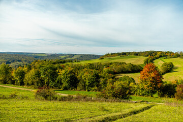Eine farbenfrohe herbstliche Wanderung durch die wunderschöne Landschaft der Saale Horizontale bei Jena - Thüringen - Deutschland