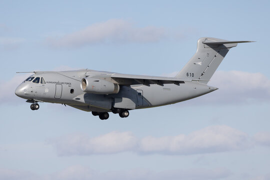 Nowoczesny węgierski wojskowy samolot transportowy Embraer C-390 Millennium lądujący na lotnisku.