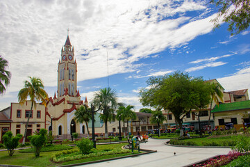 Iglesia Matriz visto desde la Plaza de Armas de Iquitos en Perú