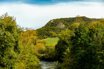 Eine farbenfrohe herbstliche Wanderung durch die wundersch&ouml;ne Landschaft der Saale Horizontale bei Jena - Th&uuml;ringen - Deutschland