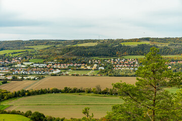 Obraz premium Eine farbenfrohe herbstliche Wanderung durch die wunderschöne Landschaft der Saale Horizontale bei Jena - Thüringen - Deutschland