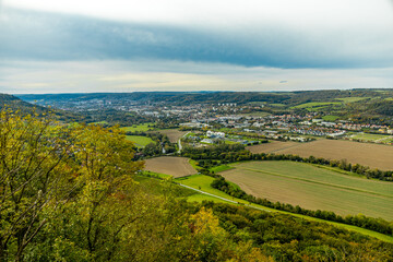 Obraz premium Eine farbenfrohe herbstliche Wanderung durch die wunderschöne Landschaft der Saale Horizontale bei Jena - Thüringen - Deutschland