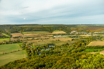 Obraz premium Eine farbenfrohe herbstliche Wanderung durch die wunderschöne Landschaft der Saale Horizontale bei Jena - Thüringen - Deutschland