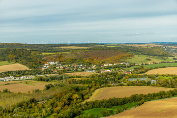 Obraz premium Eine farbenfrohe herbstliche Wanderung durch die wunderschöne Landschaft der Saale Horizontale bei Jena - Thüringen - Deutschland