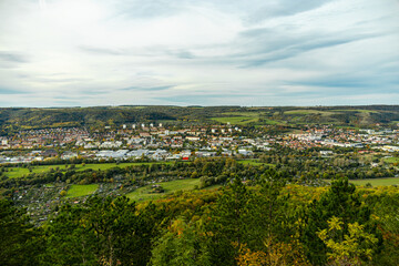 Obraz premium Eine farbenfrohe herbstliche Wanderung durch die wunderschöne Landschaft der Saale Horizontale bei Jena - Thüringen - Deutschland