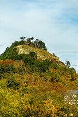 Obraz premium Eine farbenfrohe herbstliche Wanderung durch die wunderschöne Landschaft der Saale Horizontale bei Jena - Thüringen - Deutschland
