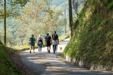 randonneur qui marche au dessus du village de Sospel dans les alpes maritimes
