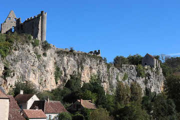 Vienne - Angles-sur-l'Anglin - Ruine du chateau et vieille église sur la falaise