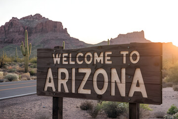 Obraz premium Rustic Welcome to Arizona Wooden Sign on Desert Road, USA Travel and Tourism Symbol 