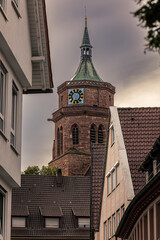 Kirchturm in der Stadt