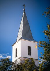 Kirchturmspitze blauer Himmel