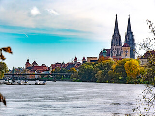 Postkartenmotiv der bayerischen Stadt Regensburg im goldenen Herbst