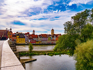 Postkartenmotiv der bayerischen Stadt Regensburg im goldenen Herbst