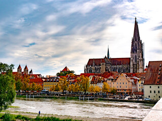 Postkartenmotiv der bayerischen Stadt Regensburg im goldenen Herbst