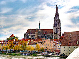 Postkartenmotiv der bayerischen Stadt Regensburg im goldenen Herbst