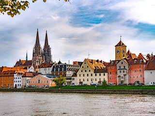 Postkartenmotiv der bayerischen Stadt Regensburg im goldenen Herbst