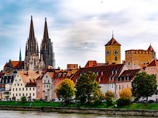 Postkartenmotiv der bayerischen Stadt Regensburg im goldenen Herbst