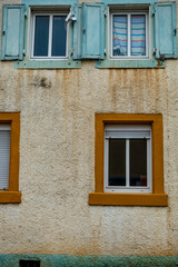 Feuchte Hauswand mit Wasserflecken