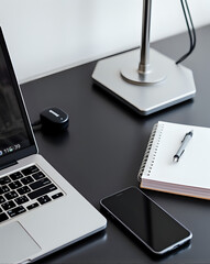 Il y a un cahier et un stylo sur le bureau. Ordinateur portable sur la table