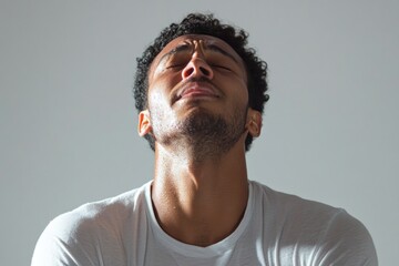 Obraz premium Man expressing deep emotion in a contemplative moment