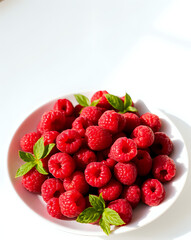 une assiette bien remplie des framboises  sur la table