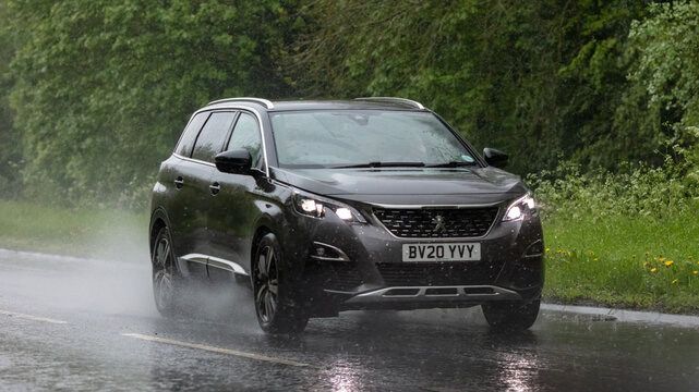 2020 PEUGEOT 5008 driving in the rain on a wet road