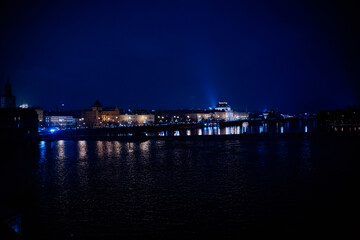 Prag bei Nacht - N&auml;chtliche Skyline &uuml;ber den Fluss Moldau