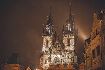 Beleuchtete Kirche in Prag – Nachtaufnahme