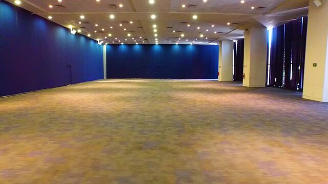 Amplio sal&oacute;n alfombrado con ventanales para reuniones y fiestas 