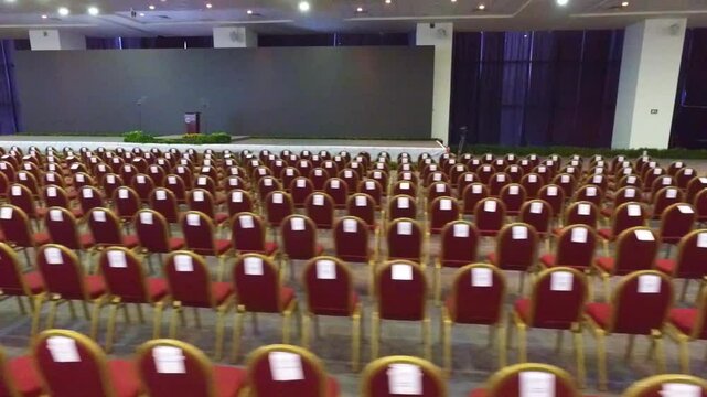 Sillas rojas para un evento en un centro de convenciones 