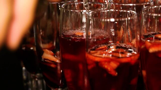 Preparaci&oacute;n de cocteler&iacute;a con frutos rojos