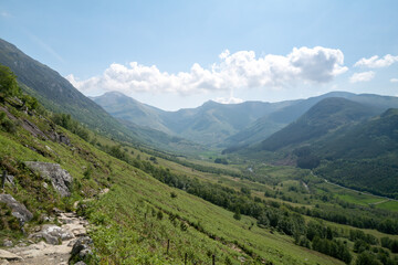 Fototapeta premium Ben Nevis summit path on the edge of Glen Nevis valley on sunny day
