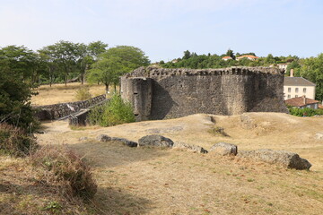 Ancien château fort, vue de l'extérieur, ville de Parthenay, département des Deux Sèvres, France